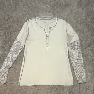 Title Nine White and Gray Patterned Long Sleeve Top